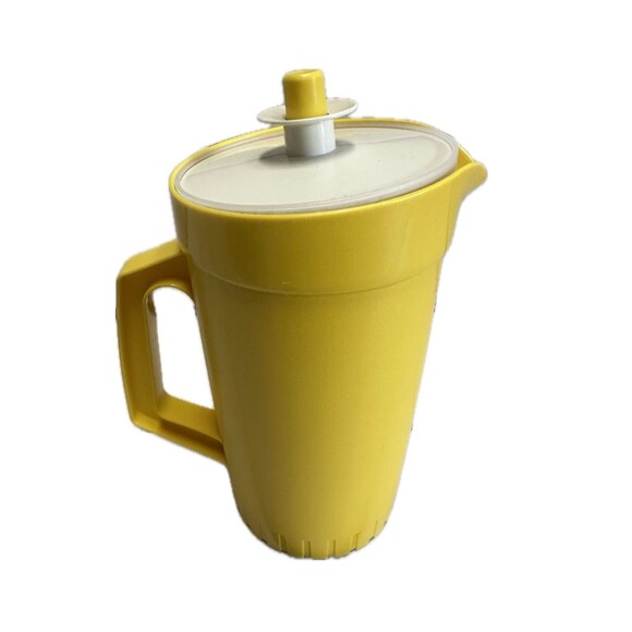 Vintage Tupperware Yellow 1 Qt Pitcher Push Button Lid Lightweight 70s - Picture 1 of 7